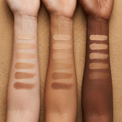 Swatches de los tonos de Lumavie en tres tipos de piel