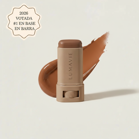 Lumavie Base en Barra con Sérum, tono cobre canela sobre fondo crema, con el sello Paga 1 Lleva 1 Gratis